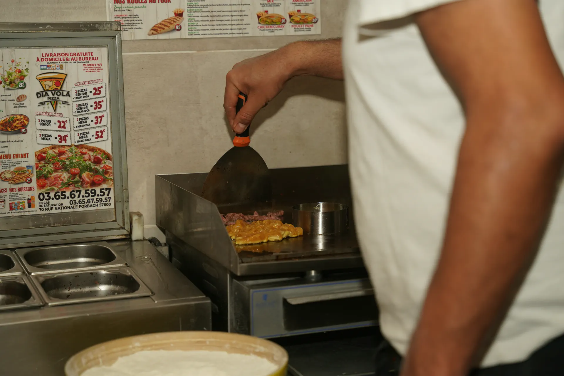 Ajout d'ingrédients à la pâte